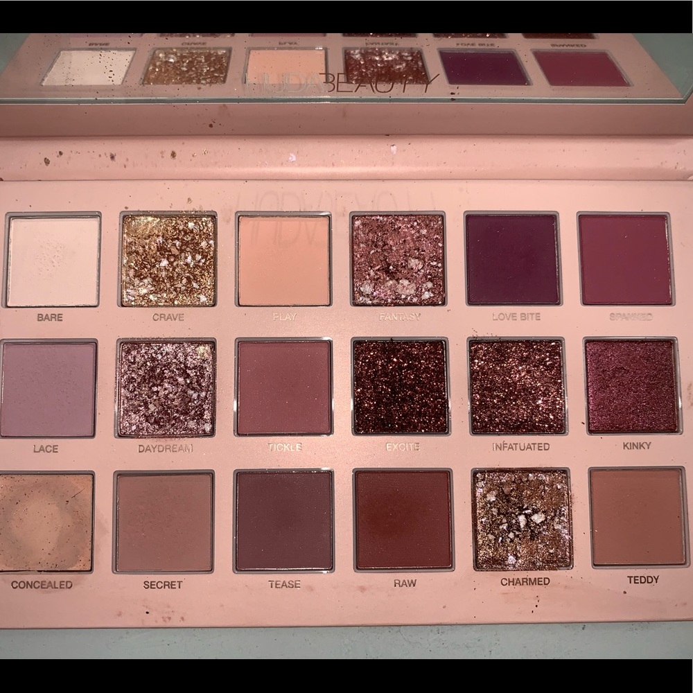 Huda beauty eyeshadow palette
